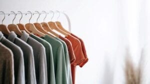 Como comprar roupas de forma mais econômica?