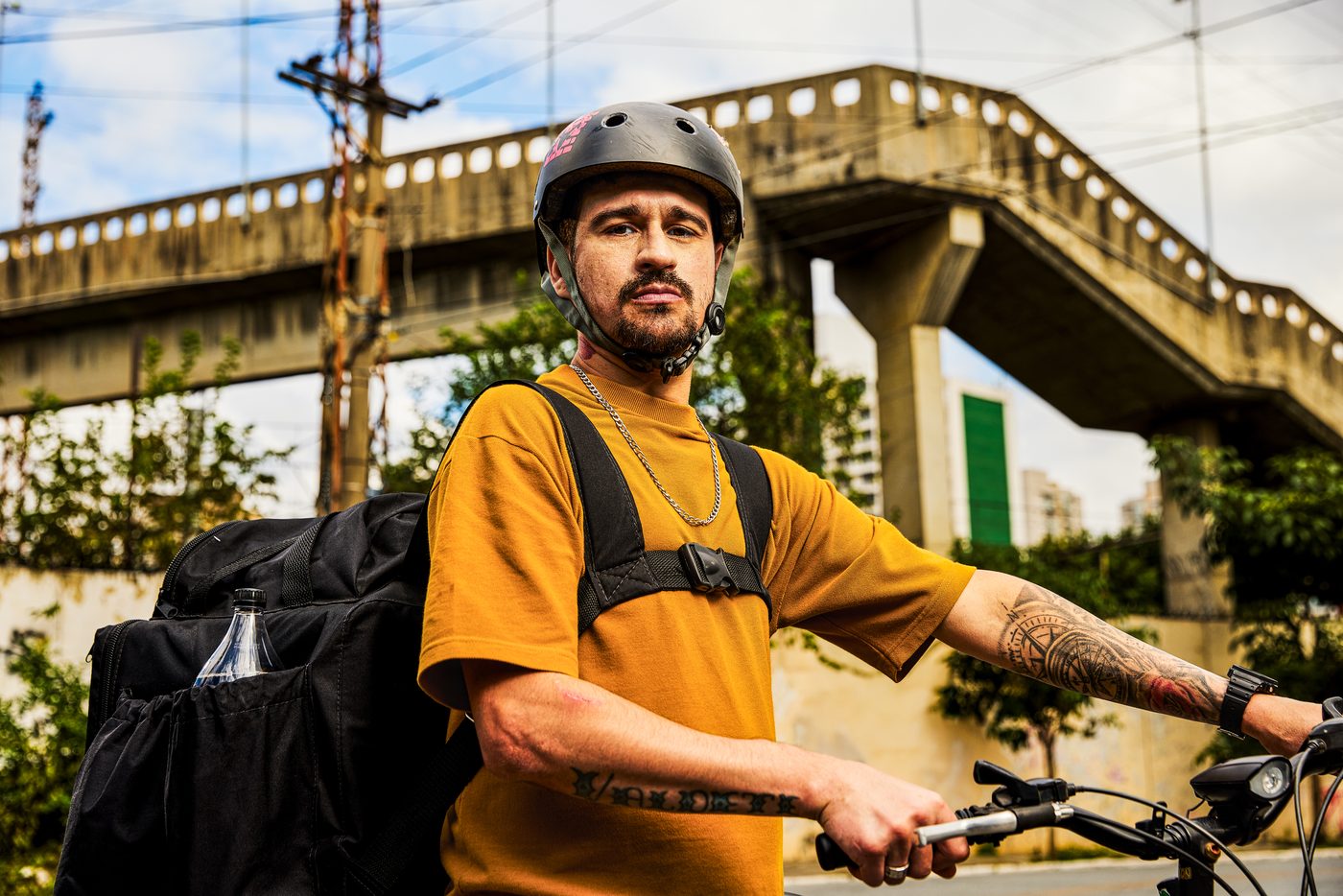 Leonardo de frente, com a bicicleta e a bag